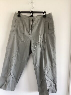 Chico's women’s cropped Light olive green pants. 22.5” inseam.